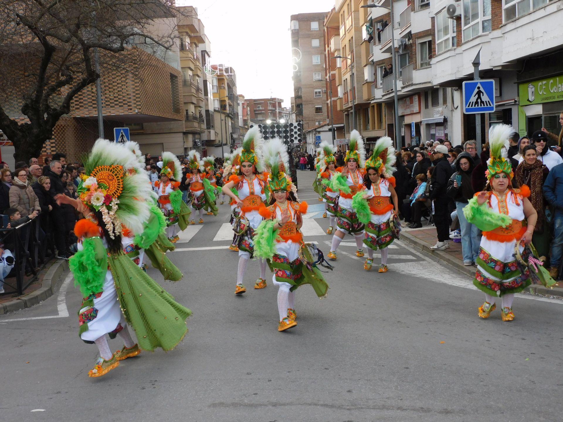 Carrozas y comparsas brillan en el primer desfile del Carnaval