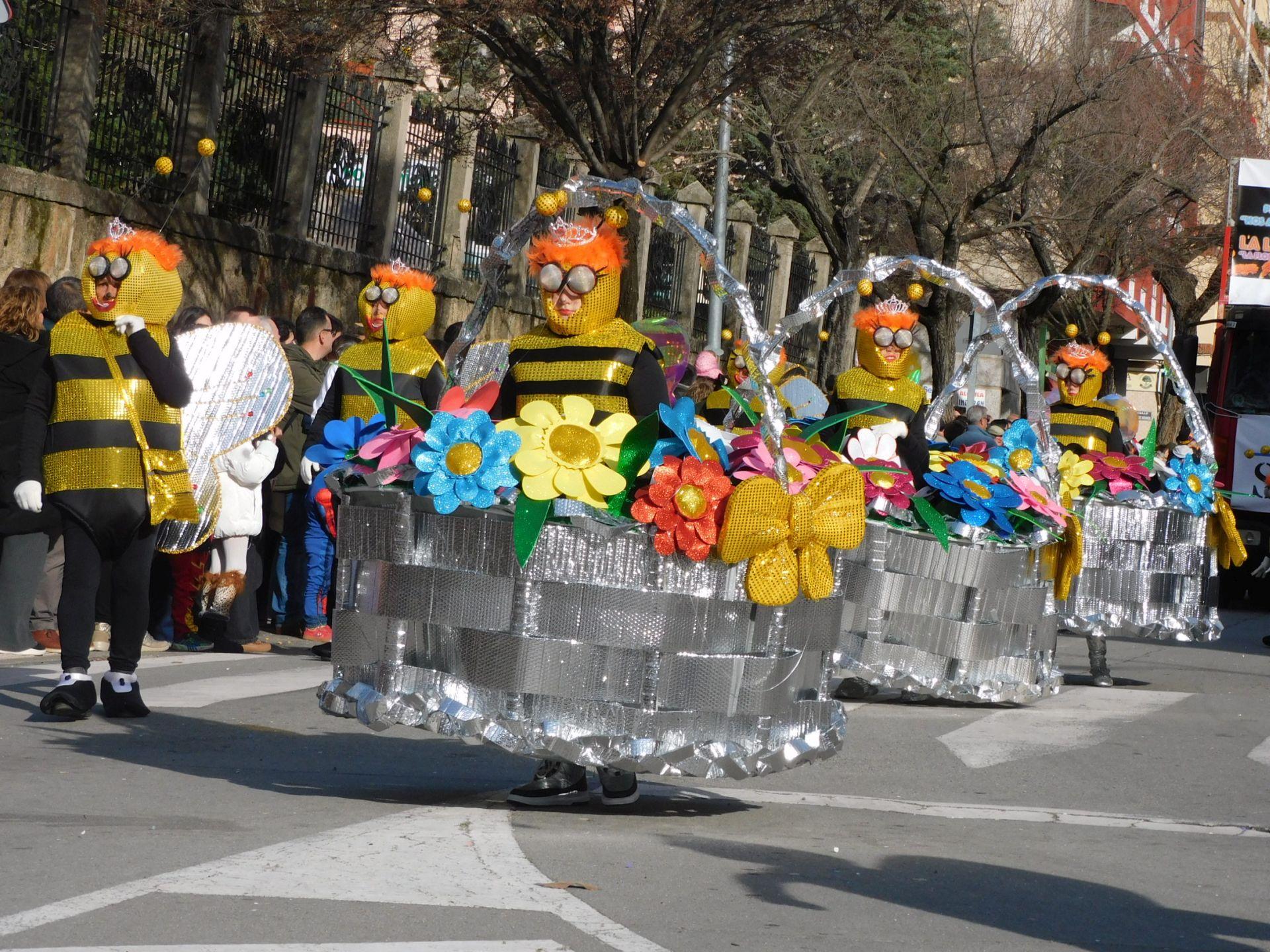 Carrozas y comparsas brillan en el primer desfile del Carnaval