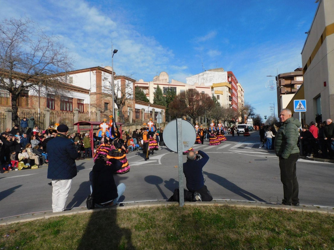 Carrozas y comparsas brillan en el primer desfile del Carnaval