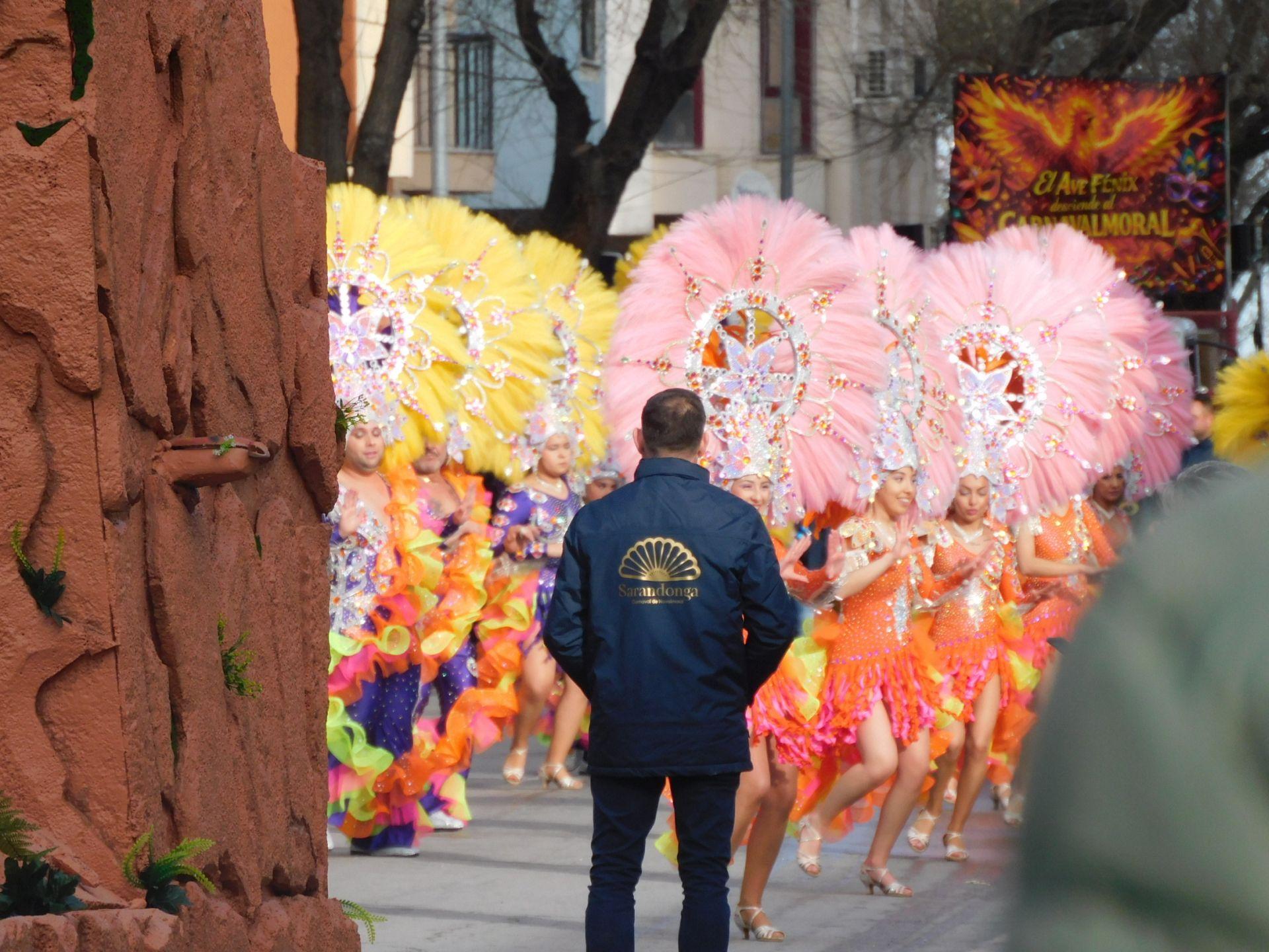 Carrozas y comparsas brillan en el primer desfile del Carnaval