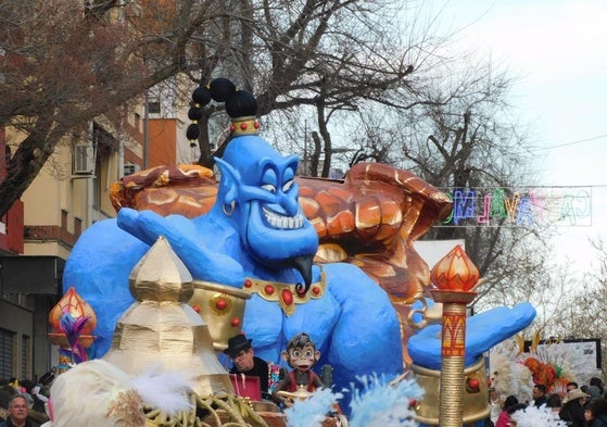 Carrozas y comparsas brillan en el primer desfile del Carnaval