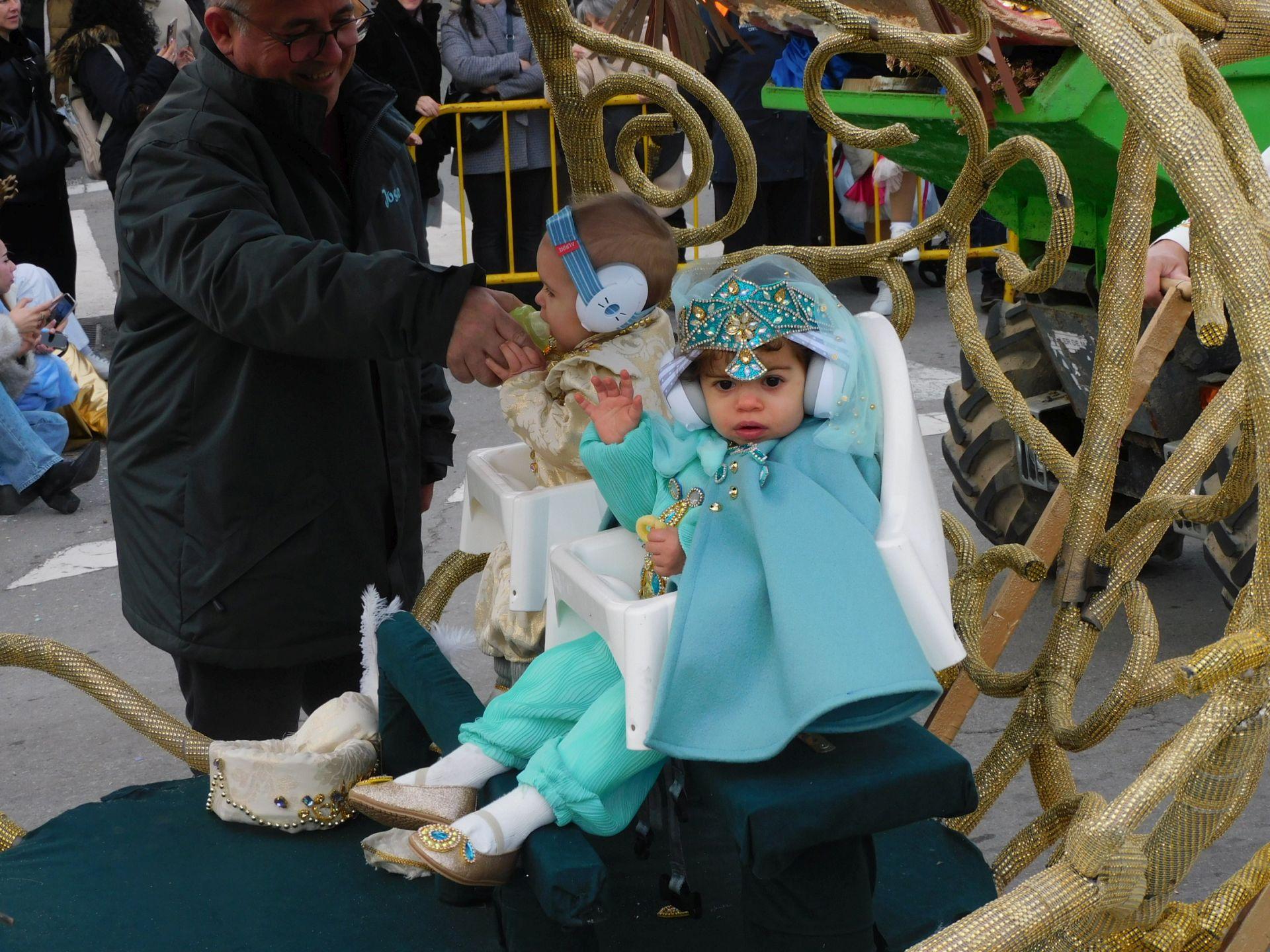 Carrozas y comparsas brillan en el primer desfile del Carnaval