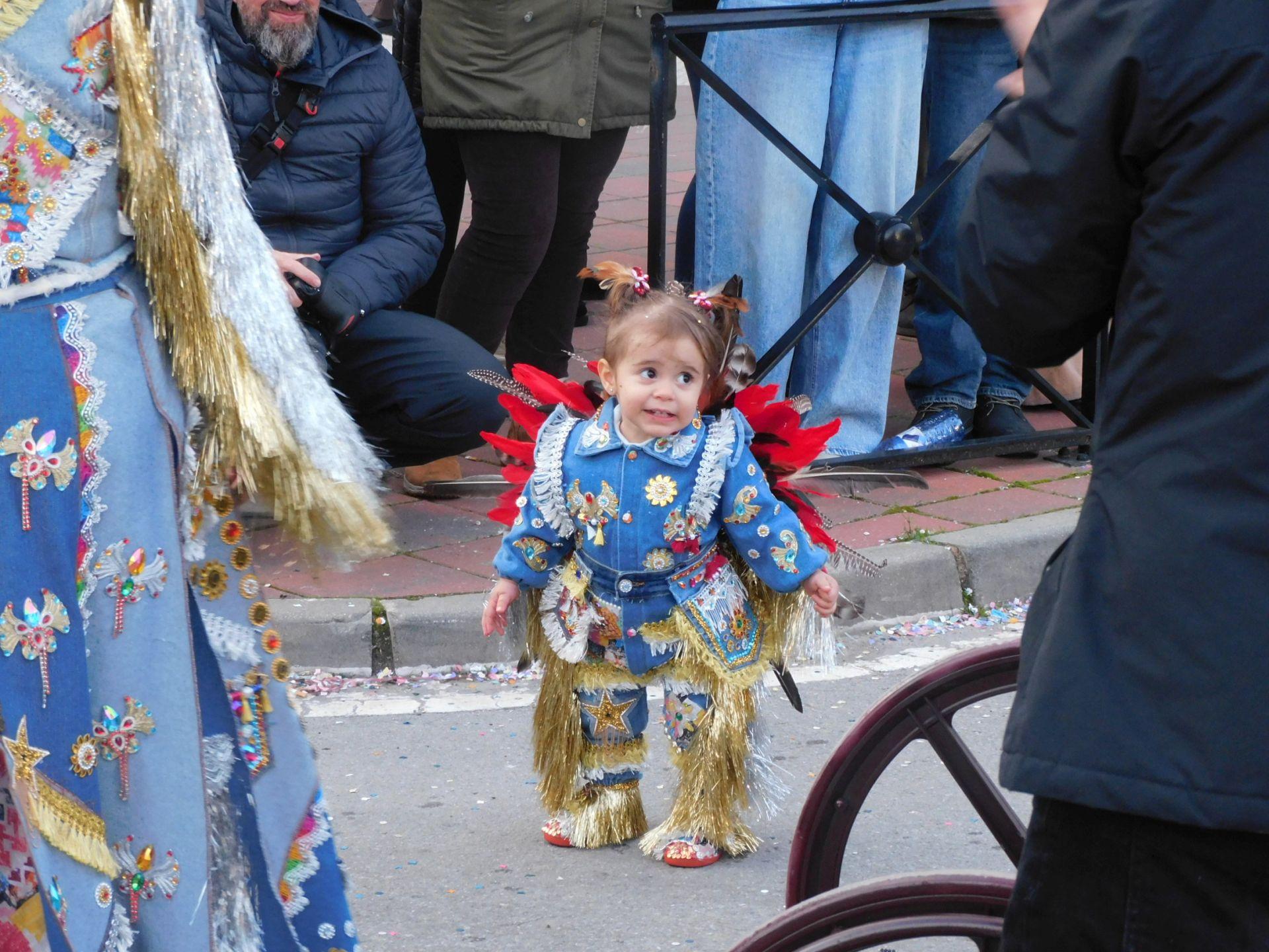 Carrozas y comparsas brillan en el primer desfile del Carnaval