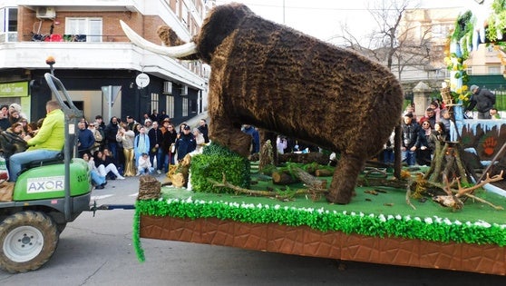 Carrozas y comparsas brillan en el primer desfile