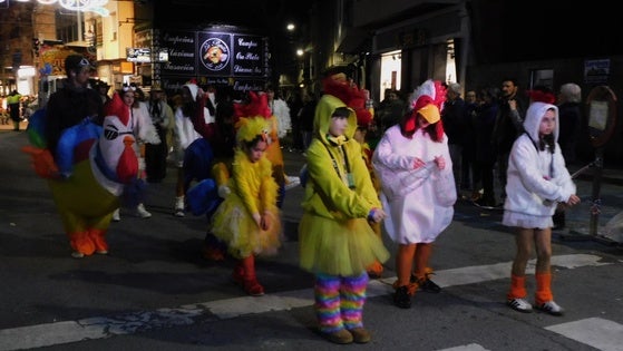 El desenfadado pasacalles carnavalero llena la peatonal