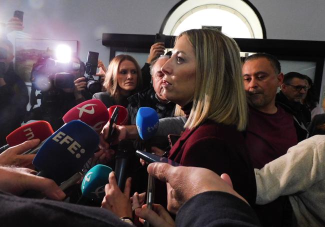 María Guardiola rodeada de informadores