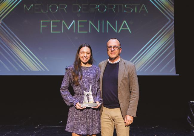 La nadadora Lucía Carvajal, mejor deportista femenina de la base