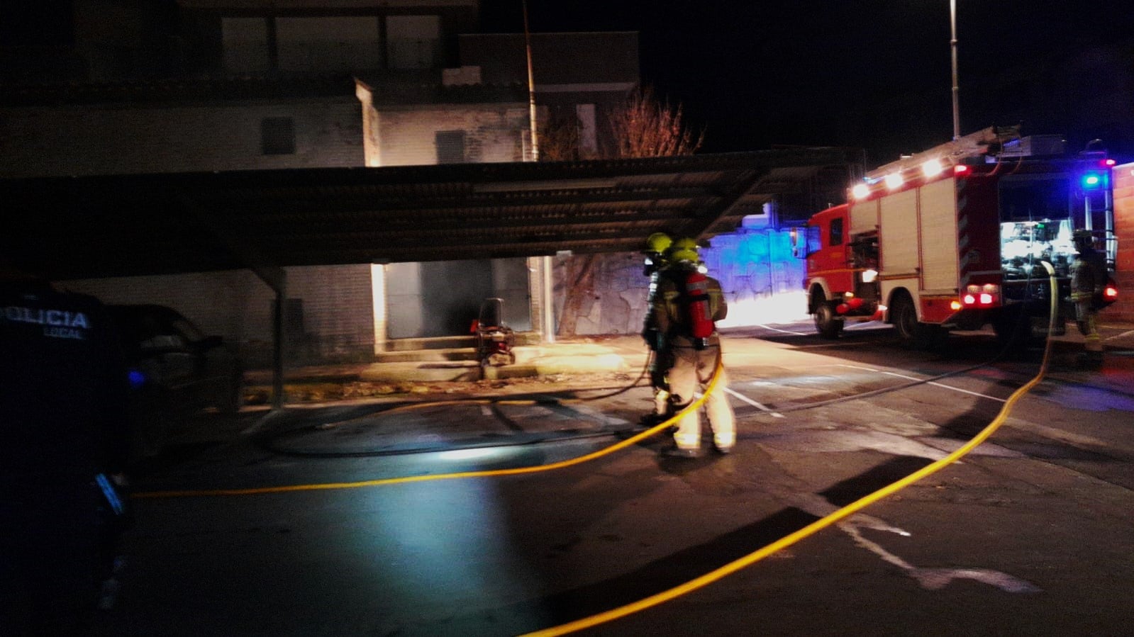 Bomberos ante el transformador quemado en el poblado