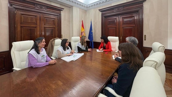 La Ministra de Igualdad recibe a las portavoces de Mujeres por Almaraz