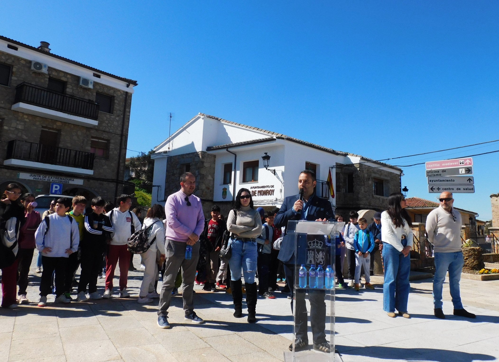 Intervención del alcalde, con el nuevo Ayuntamiento al fondo