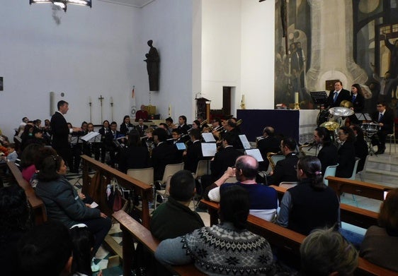 La Banda de Música llena de marchas procesionales la iglesia de las Angustias