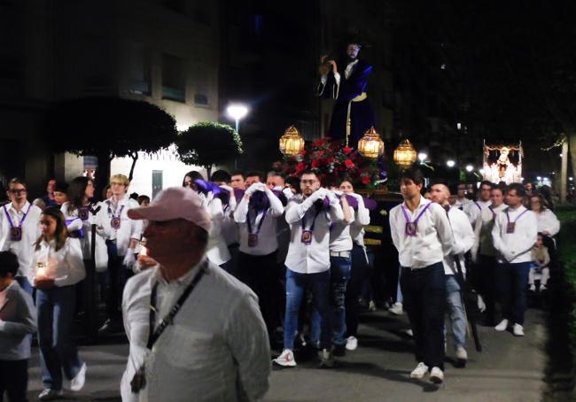 Imagen del Nazareno portada por jóvenes