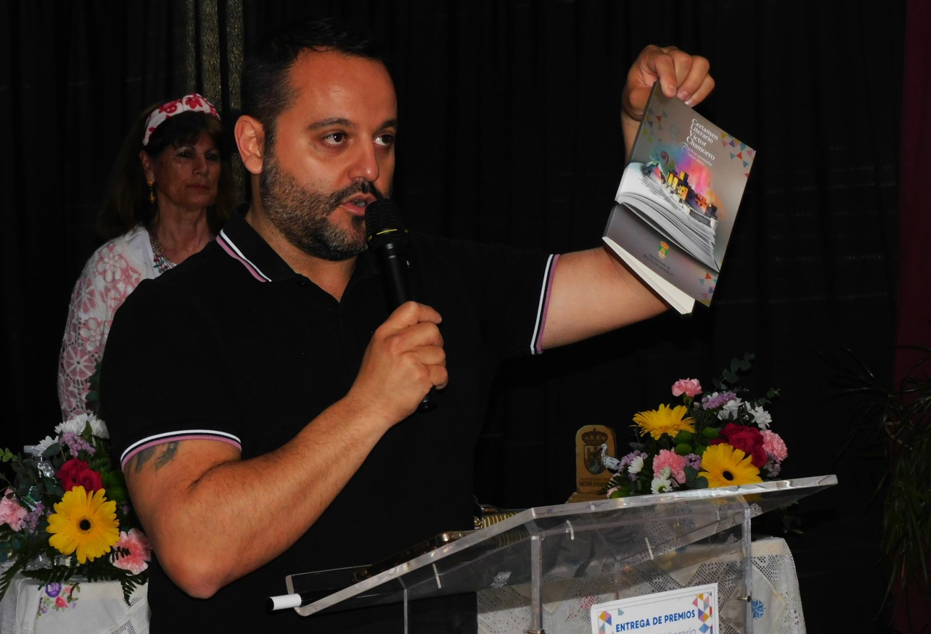 El alcalde muestra el libro que se ha editado