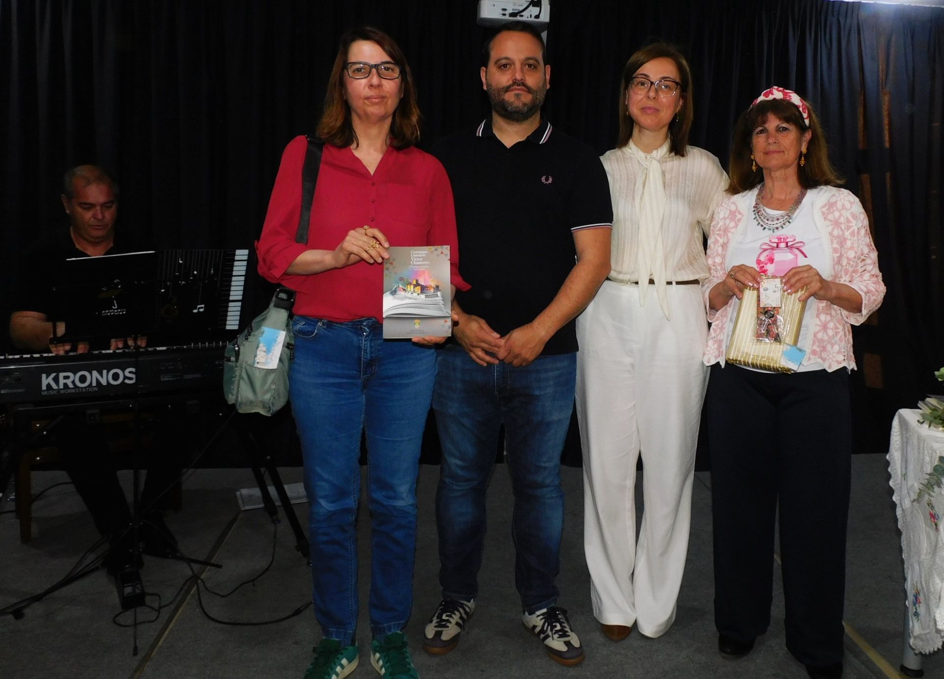 La hija de Víctor Chamorro, a la izquierda, con las organizadores y el alcalde