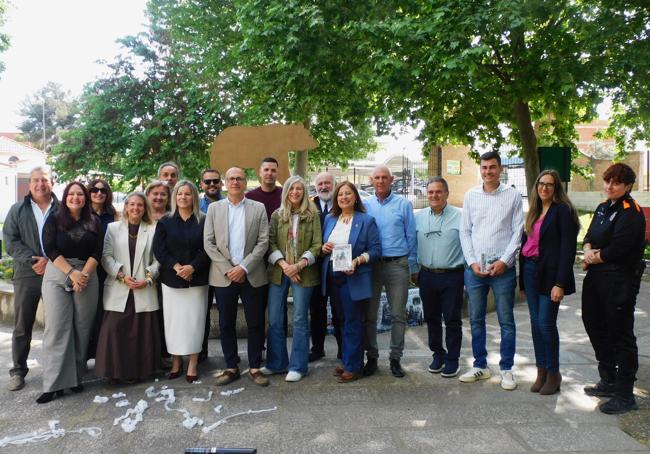 Fotografía de familia tras la presentación