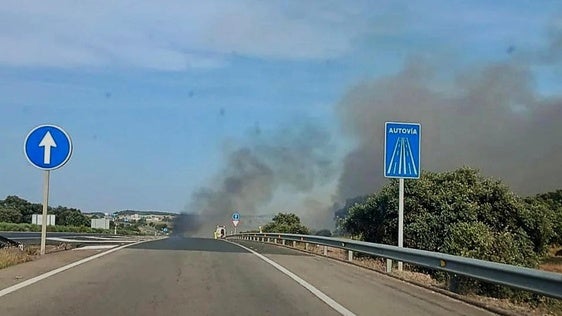 Un incendio forestal entre Navalmoral y Peraleda obliga a cortar momentáneamente la EX-118