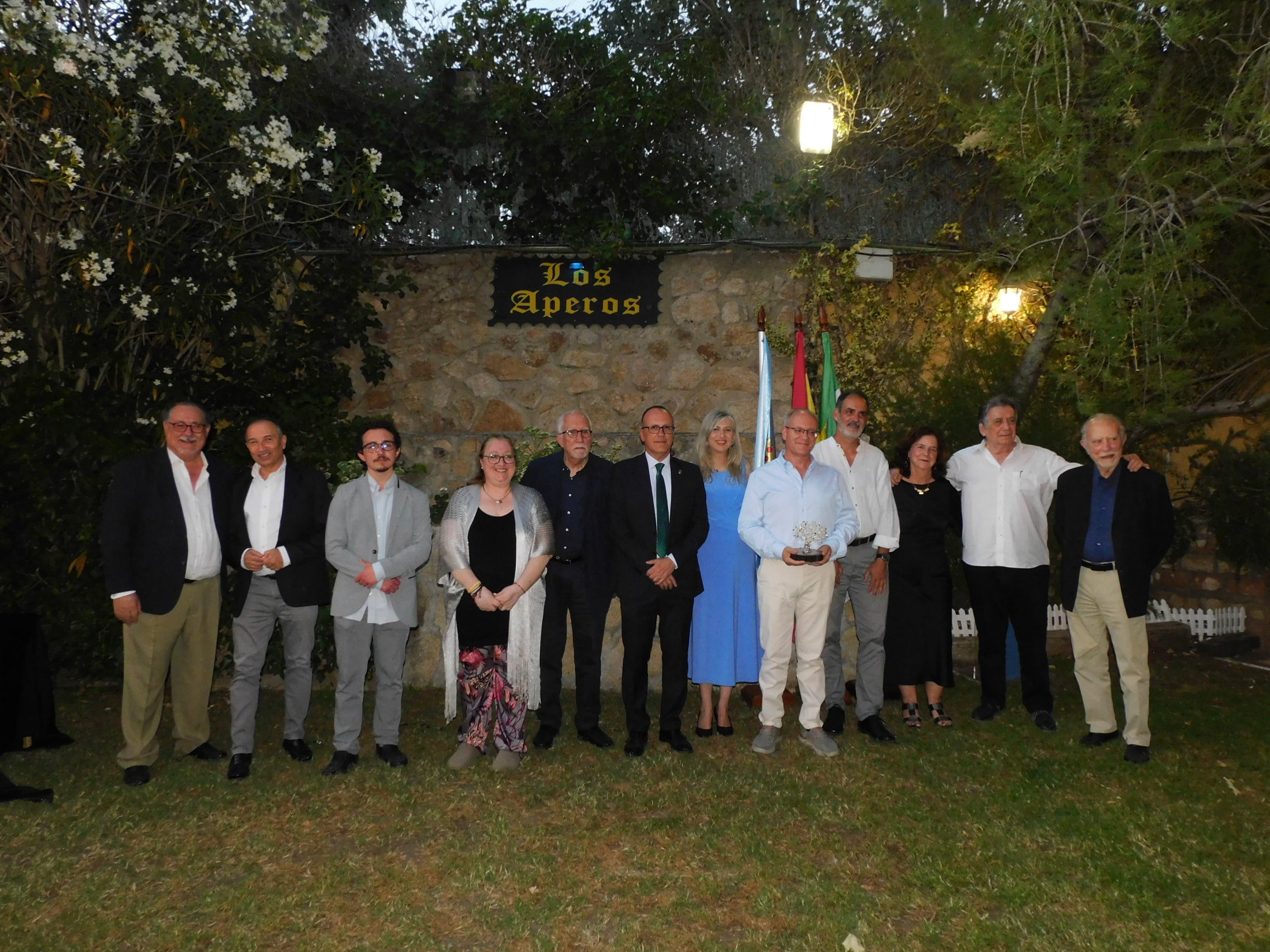 Ganador y finalistas con el jurado y autoridades presentes
