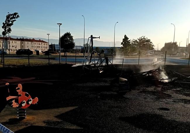 En pocos minutos la instalación quedó reducida a cenizas