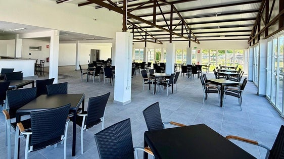El Ayuntamiento licita la gestión del bar de la piscina municipal tras renovar por completo sus instalaciones