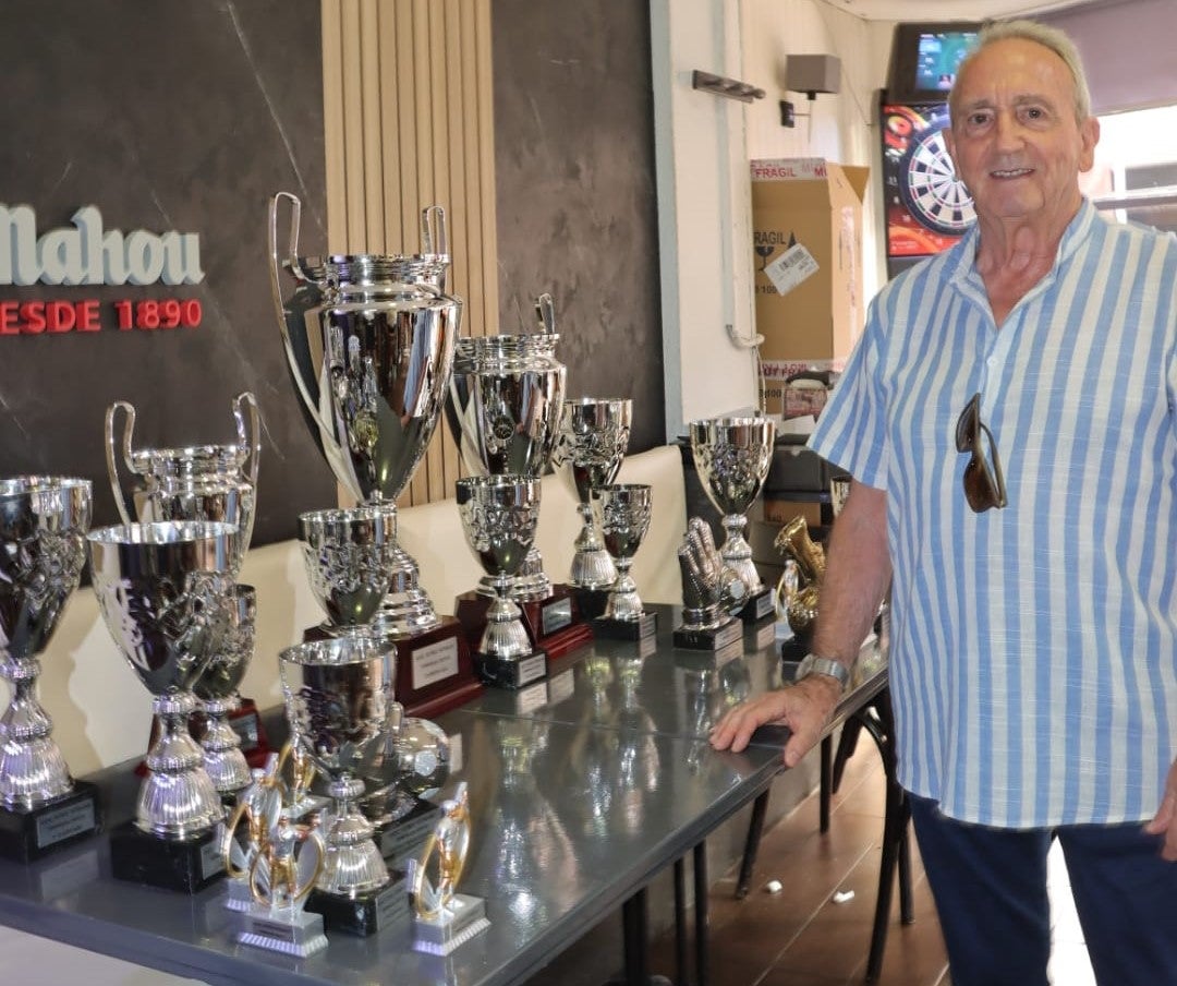 Reyes Moreno con los trofeos que se entregaron