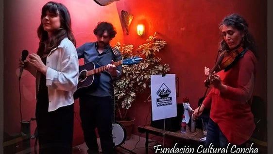 Charlotte Lecharlier presenta su nuevo libro de poesía acompañada por el grupo La Cour des Miracles