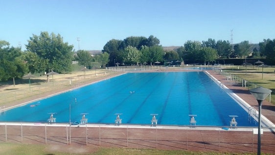 El PSOE considera desproporcionada la subida de las entradas y abonos de la piscina municipal