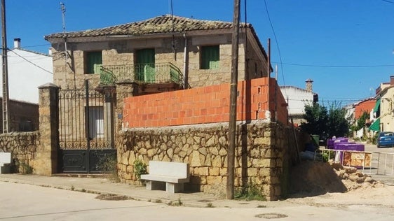 Los vecinos de Peraleda de San Román rechazan las obras que se realizan en la 'casa del cura'
