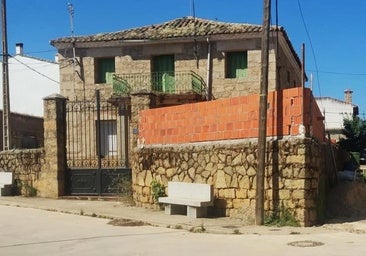Los vecinos de Peraleda de San Román rechazan las obras que se realizan en la 'casa del cura'