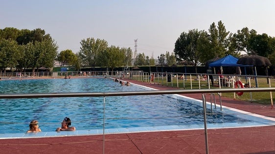 El PSOE propone mantener los precios de la piscina municipal