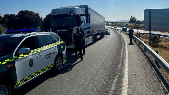 Condenado por circular a 150 km/h por la A-5 tras darse a la fuga con un camión robado en Miajadas