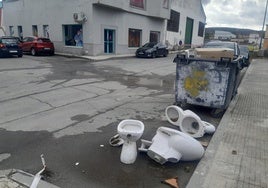 Los restos de un aseo, en plena calle