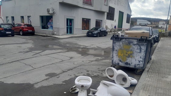 Los restos de un aseo, en plena calle