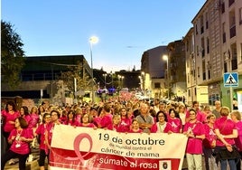 La marcha contra el cáncer de mama tiñe de rosa el casco urbano