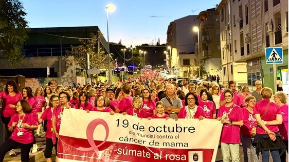 La marcha contra el cáncer de mama tiñe de rosa el casco urbano