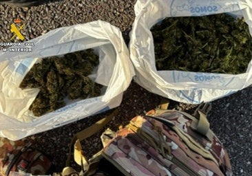 La Guardia Civil detiene a un hombre por tráfico de drogas en Peraleda, al llevar cerca de un kilo de cogollos de marihuana