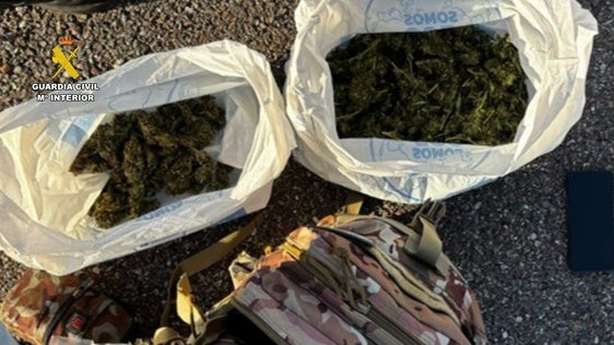 La Guardia Civil detiene a un hombre por tráfico de drogas en Peraleda, al llevar cerca de un kilo de cogollos de marihuana