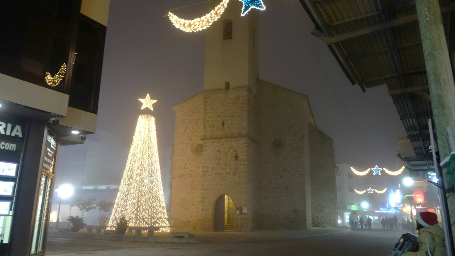 Iluminación navideña en una noche de niebla 