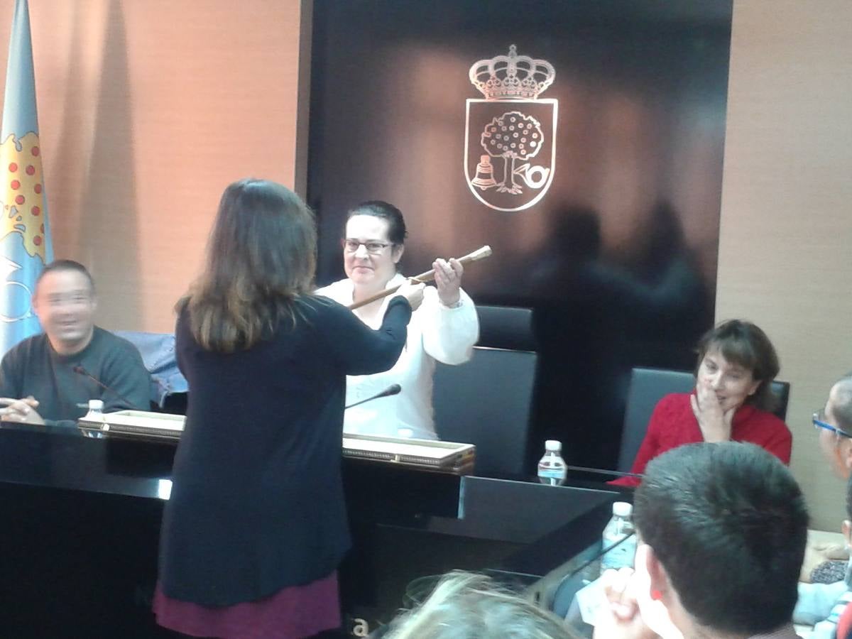 Raquel Medina entrega el bastón de mano a Beatriz Parra 