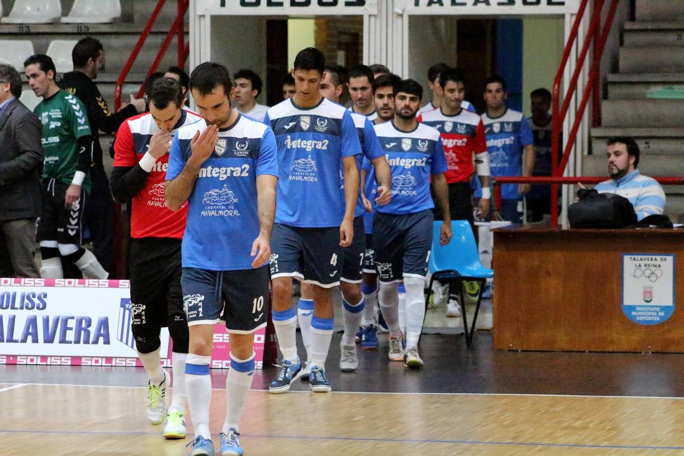 Salida de los jugadores de Navalmoral FS a la cancha de Talavera 