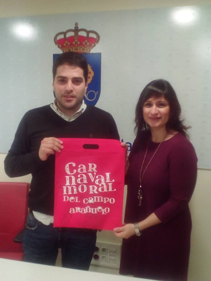 Iñaki Rodríguez y Raquel Medina muestran el material promocional 