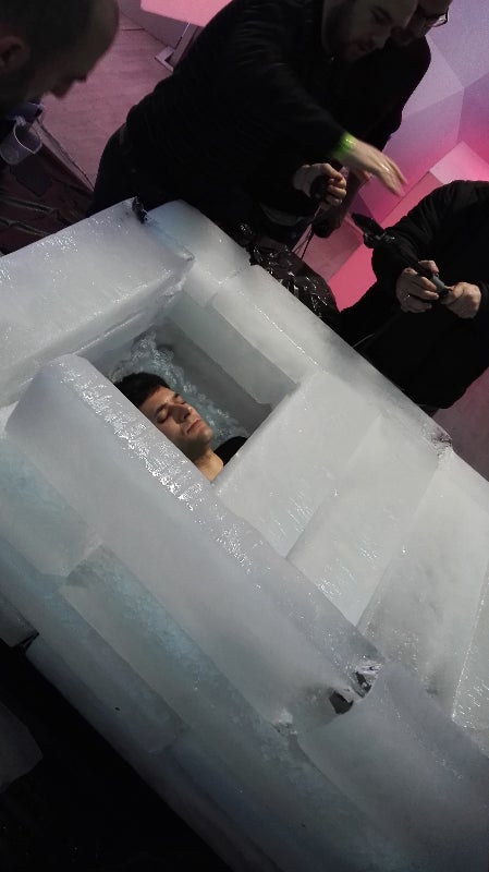 Alfred Cobami permanece 2 horas y 47 minutos en un sarcófago con hielo a 10 grados bajo cero