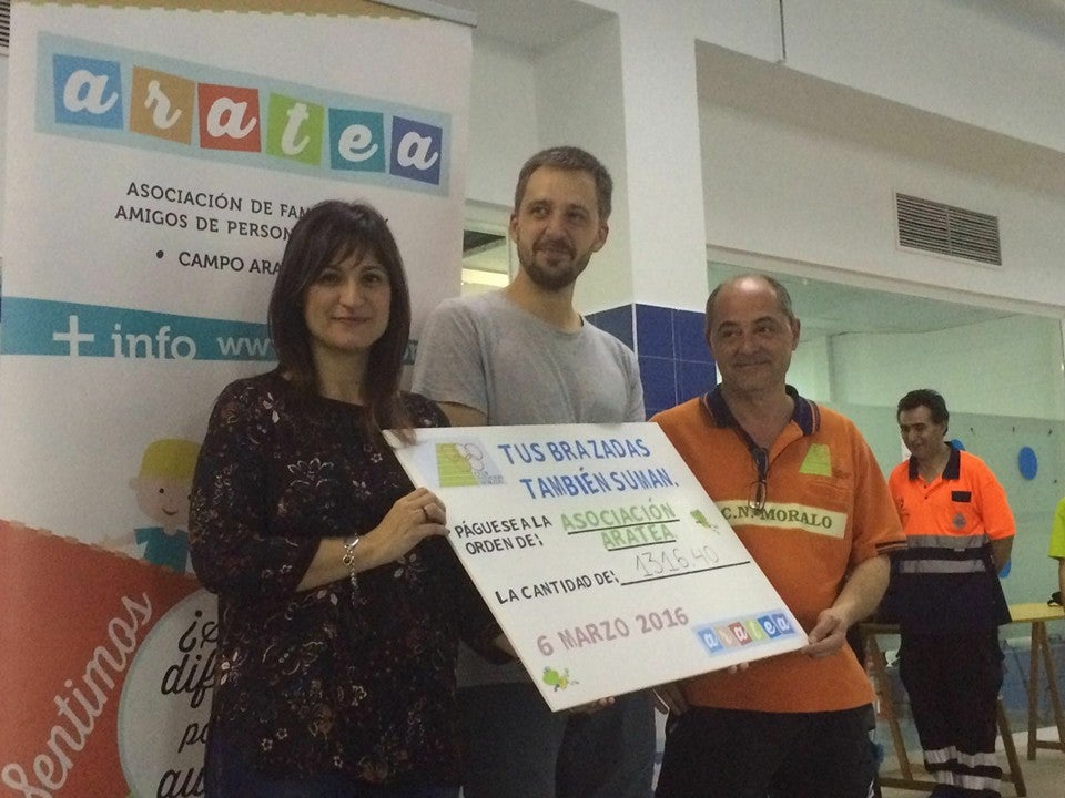 Las I Brazadas Solidarias recaudan más de 1.300 euros para Aratea