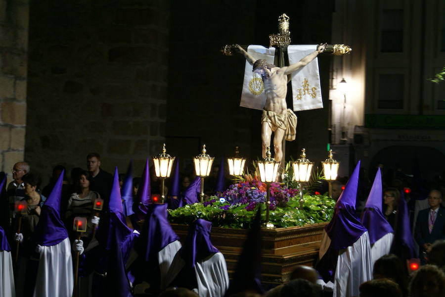 El Cristo en la Cruz, único protagonista de la procesión del Silencio