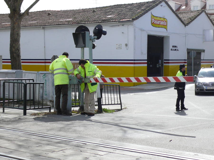 Denuncian a un conductor que causó daños a un paso a nivel de forma intencionada porque "tenía mucha prisa"