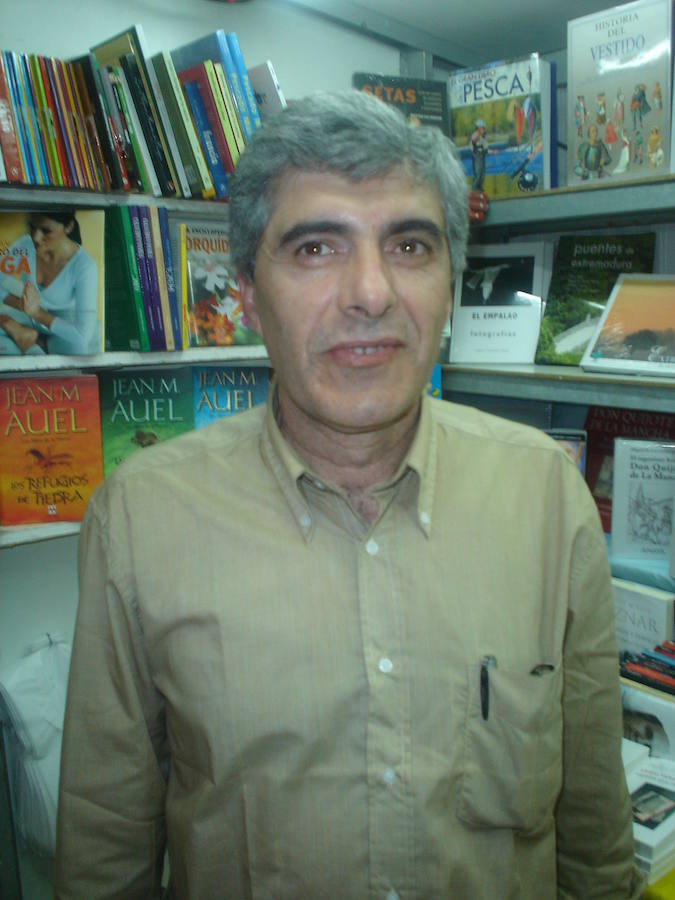 Un certamen de relatos homenajea al librero Leandro Fernández, fallecido hace unos meses