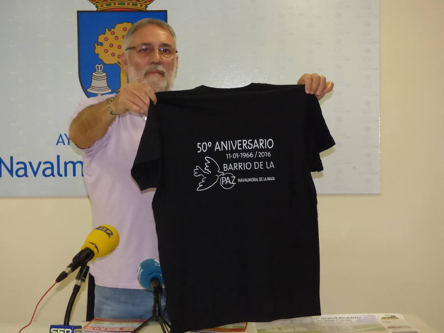 Blázquez muestra la camiseta conmemorativa del 50 aniversario 