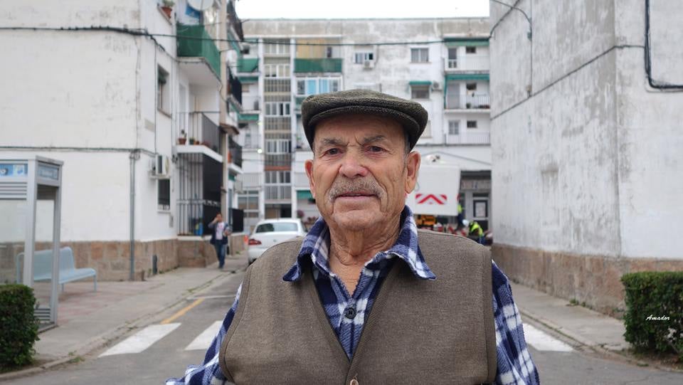 Adolfo álvarez con las viviendas de la Paz al fondo 
