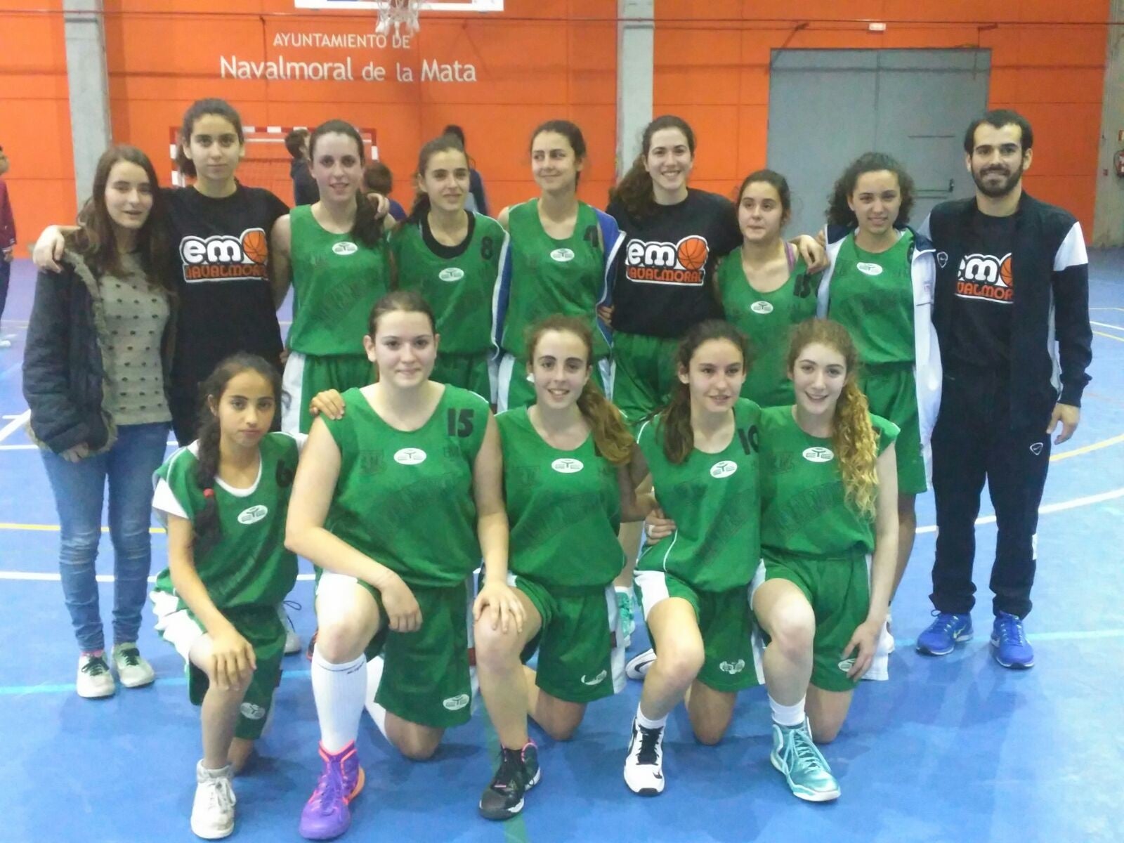 Las cadetes de la Escuela Municipal de Baloncesto, finalistas de la categoría Plata