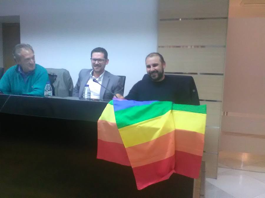 Héctor Izquierdo con la bandera arco iris 