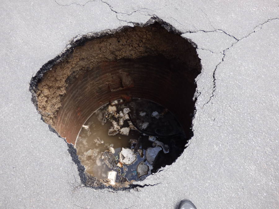 Cede el pavimento y aparece un pozo en la Ronda Sur